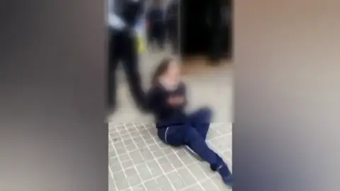 Los Mossos disparan a una joven con una pistola Taser en la puerta de un centro de salud en Sabadell Los Mossos disparan a una joven con una pistola Taser en la puerta de un centro de salud en Sabadell