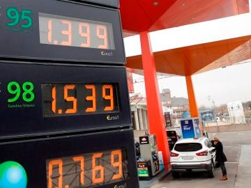 Precios de los carburantes en una gasolinera de Madrid. 