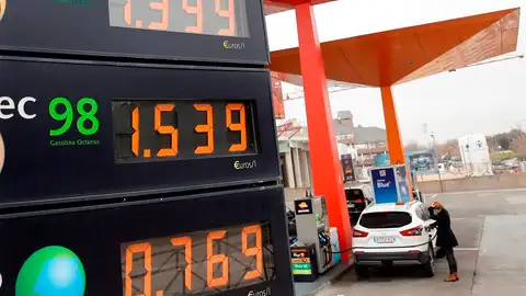 Precios de los carburantes en una gasolinera de Madrid. Precios de los carburantes en una gasolinera de Madrid.