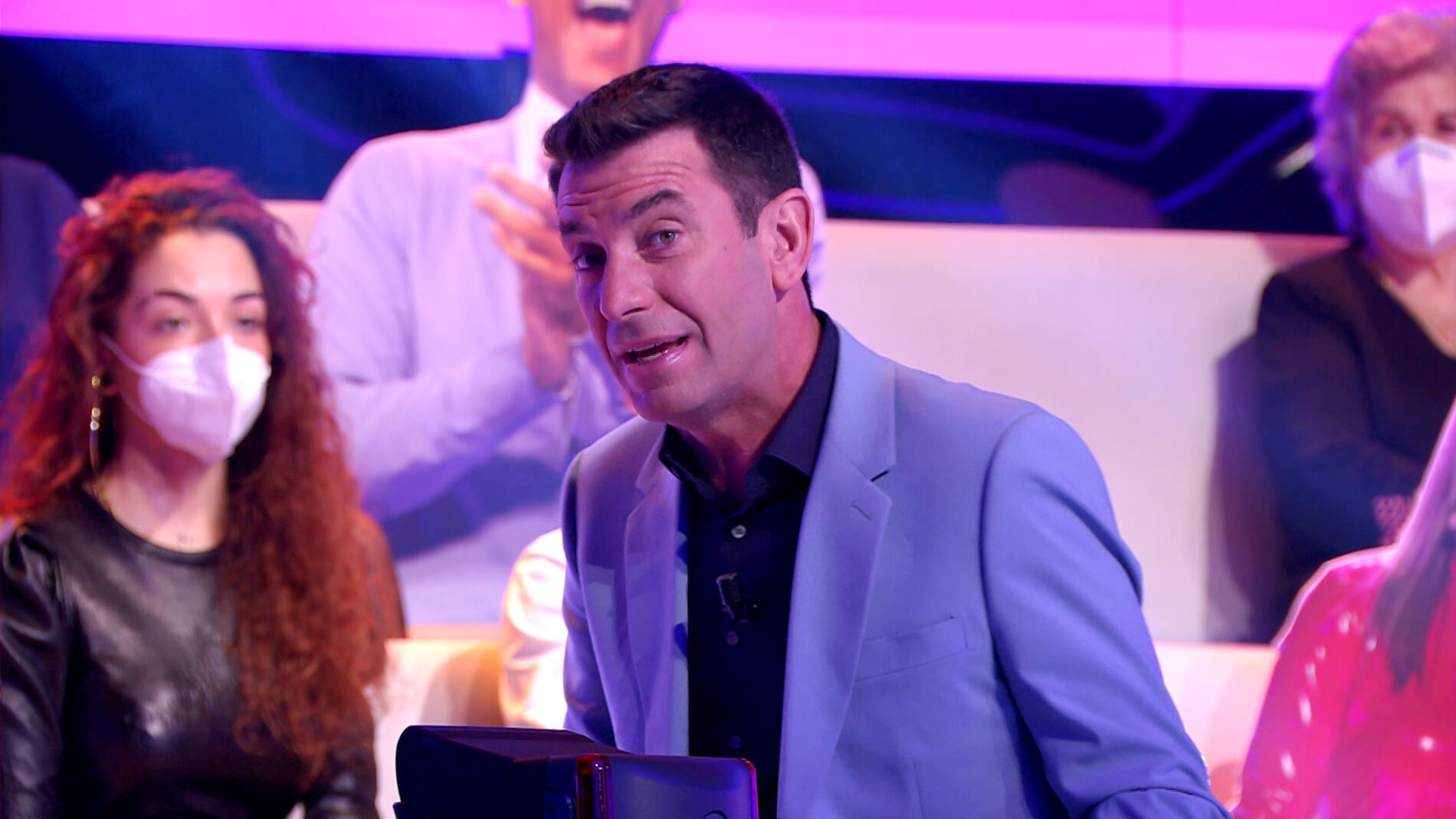Arturo Valls responde a los rumores sobre &lsquo;&iexcl;Ahora caigo!&rsquo;: &iquest;Tiene mala relaci&oacute;n con su directora y ha pedido su dimisi&oacute;n?