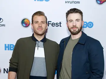 Los hermanos Scott y Chris Evans Los hermanos Scott y Chris Evans