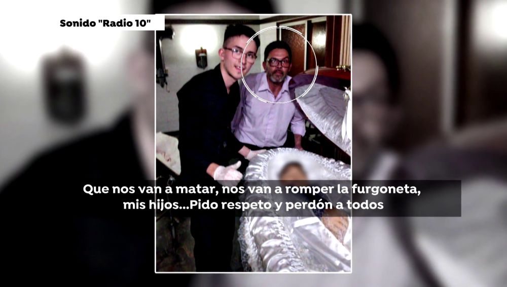 Dos empleados de la funeraria junto al cadáver de Maradona