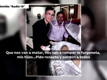 Dos empleados de la funeraria junto al cadáver de Maradona