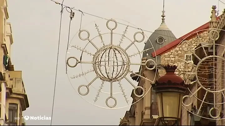 &iquest;Luces de Navidad con forma de coronavirus? El alumbrado desata la pol&eacute;mica en Burgos