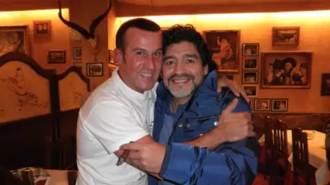 Maradona iba a instalarse en Barcelona para completar su recuperación: "Cada día iba peor" Maradona iba a instalarse en Barcelona para completar su recuperación: "Cada día iba peor"