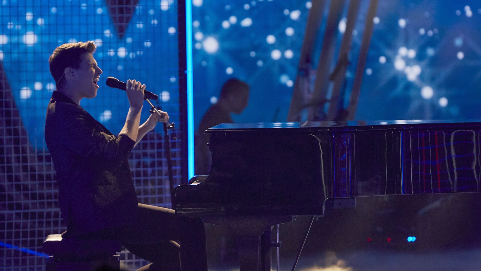 Roger Padr&oacute;s canta 'Sargento de hierro' en la Semifinal de 'La Voz'