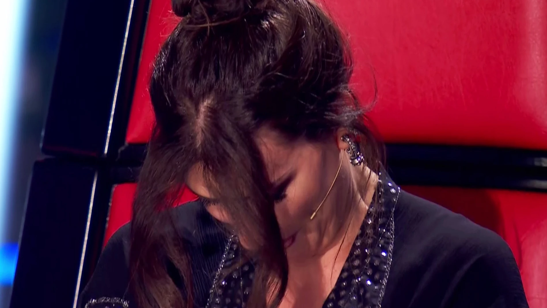 Laura Pausini rompe a llorar al escuchar el mensaje de su padre en ‘La Voz’: