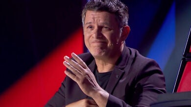 Alejandro Sanz, muy conmocionado y con la mano en el corazón, responde ante el homenaje de Rafael Ruiz en 'La Voz'