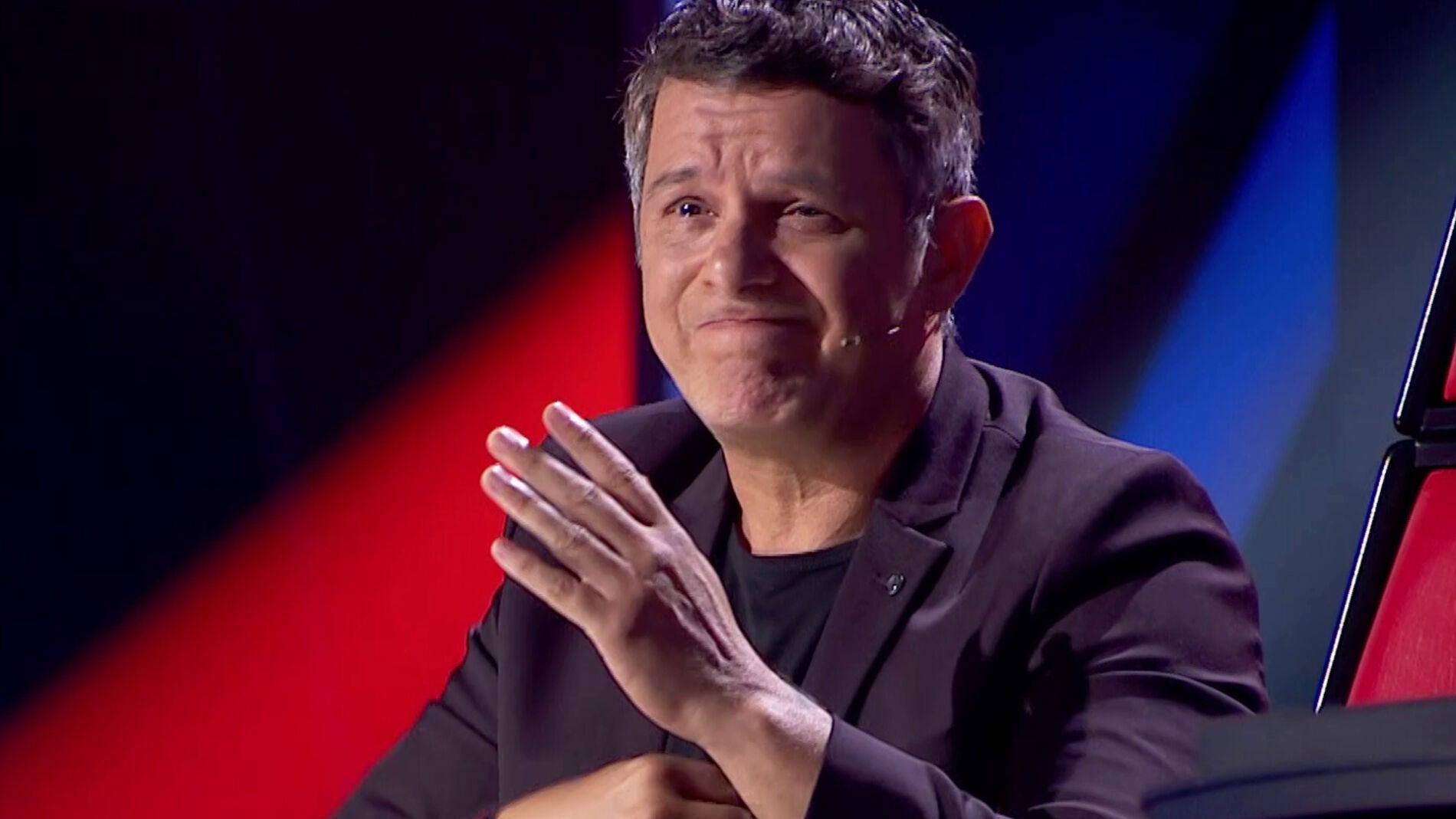 Alejandro Sanz, muy conmocionado y con la mano en el coraz&oacute;n, reacciona ante el homenaje de Rafael Ruiz en 'La Voz'