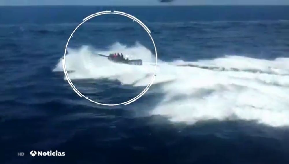 Espectacular persecución de 5 horas y 100 millas náuticas de una 'narcolancha' por un helicóptero de la Policía