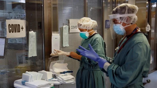 Dos profesionales sanitarios trabajando en la UCI del Hospital Vall d'Hebron de Barcelona Dos profesionales sanitarios trabajando en la UCI del Hospital Vall d'Hebron de Barcelona