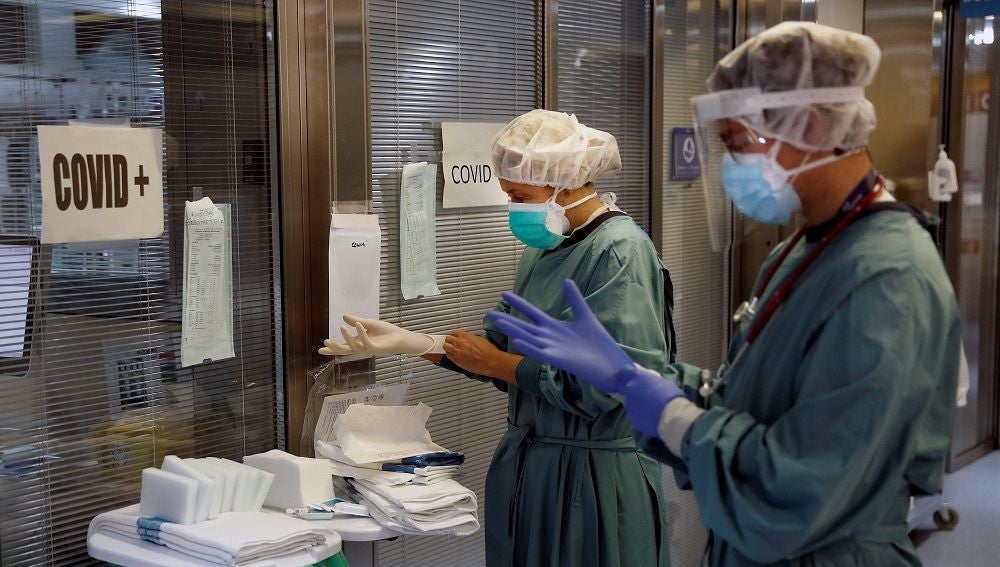 Dos profesionales sanitarios trabajando en la UCI del Hospital Vall d'Hebron de Barcelona