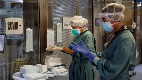 Dos profesionales sanitarios trabajando en la UCI del Hospital Vall d'Hebron de Barcelona Dos profesionales sanitarios trabajando en la UCI del Hospital Vall d'Hebron de Barcelona