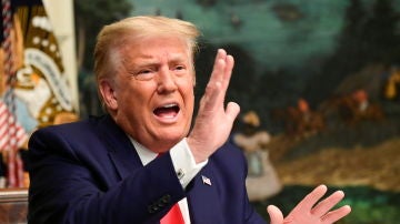 Donald Trump gesticula durante una comparecencia