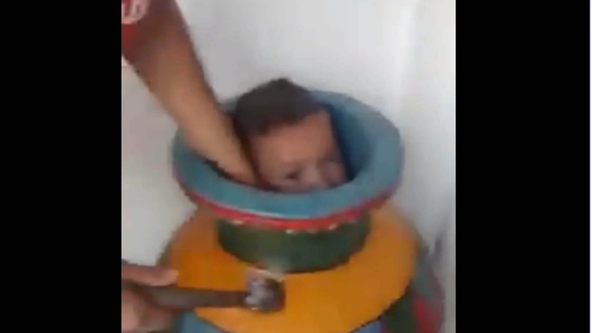 El niño atrapado en un jarrón El niño atrapado en un jarrón