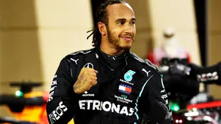 Hamilton celebra su victoria en el GP de Bahréin Hamilton celebra su victoria en el GP de Bahréin
