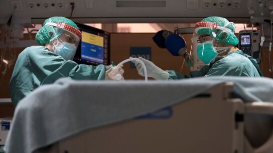 Dos profesionales sanitarios trabajan en la UCI del Hospital Vall d'Hebron de Barcelona
