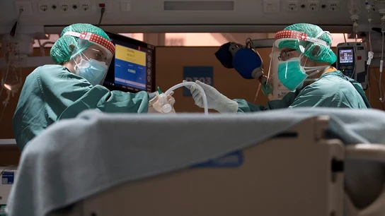 Dos profesionales sanitarios trabajan en la UCI Dos profesionales sanitarios trabajan en la UCI del Hospital Vall d'Hebron de Barcelona