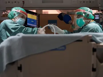 Dos profesionales sanitarios trabajan en la UCI Dos profesionales sanitarios trabajan en la UCI