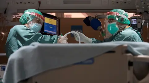 Dos profesionales sanitarios trabajan en la UCI Dos profesionales sanitarios trabajan en la UCI del Hospital Vall d'Hebron de Barcelona