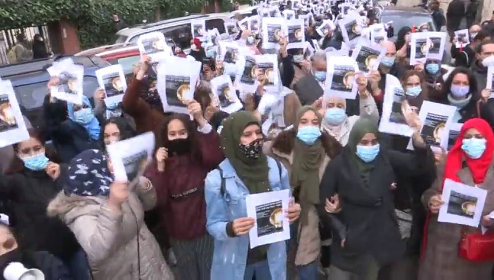 Vecinos de la Cañada Real protestan ante los cortes de luz provocados por los enganches ilegales para cultivar droga