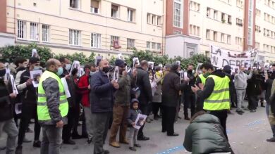 La protesta de los vecinos de la Cañada Real ante la falta de luz en el poblado: 