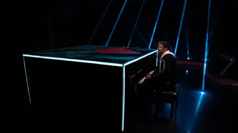 Pablo Alborán canta al piano 'Hablemos de amor' en directo en 'El Hormiguero 3.0' Pablo Alborán canta al piano 'Hablemos de amor' en directo en 'El Hormiguero 3.0'