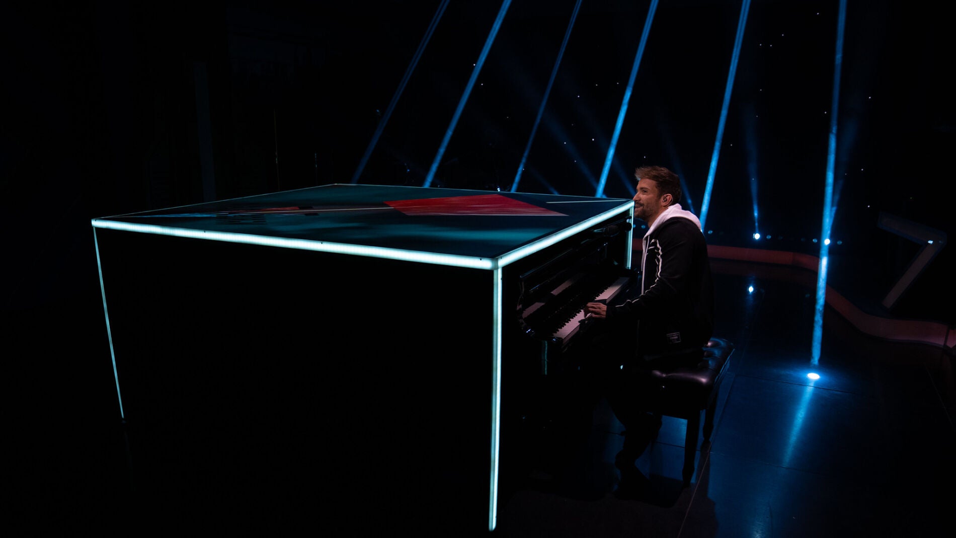 Pablo Albor&aacute;n canta al piano 'Hablemos de amor' en directo en 'El Hormiguero 3.0'
