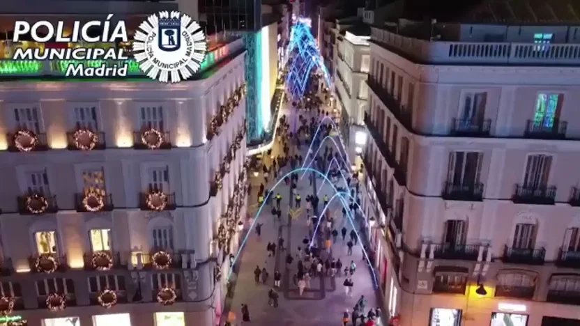 El v&iacute;deo a vista de dron de la calle Preciados con el que la Polic&iacute;a de Madrid defiende el cumplimiento de las medidas por coronavirus