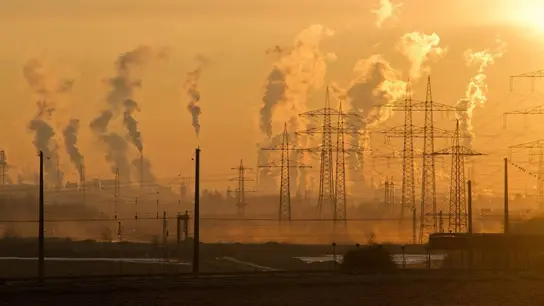 Imagen de unas chimeneas contaminantes y calor extremo Conocemos la relacion entre cambio climatico y enfermedades infecciosas