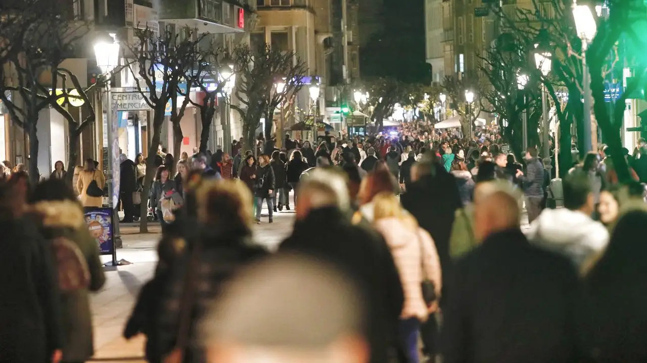 Calles abarrotadas en el black friday en Ourense