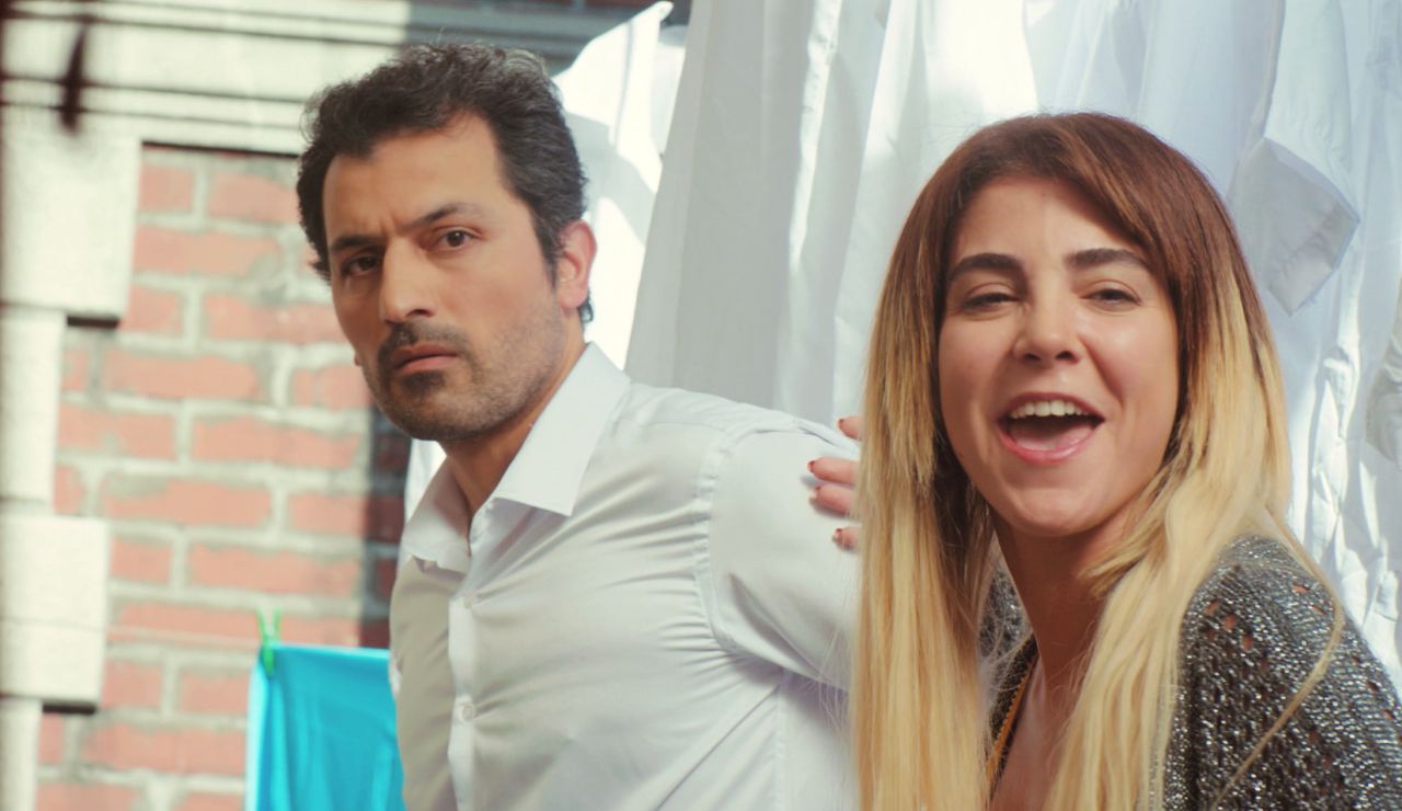 Ceyda revoluciona el bazar de Estambul para vender las camisas: ¡hasta Arif hace de modelo! Ceyda revoluciona el bazar de Estambul para vender las camisas: ¡hasta Arif hace de modelo!