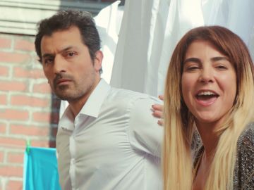 Ceyda revoluciona el bazar de Estambul para vender las camisas: ¡hasta Arif hace de modelo!