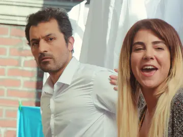 Ceyda revoluciona el bazar de Estambul para vender las camisas: ¡hasta Arif hace de modelo! Ceyda revoluciona el bazar de Estambul para vender las camisas: ¡hasta Arif hace de modelo!