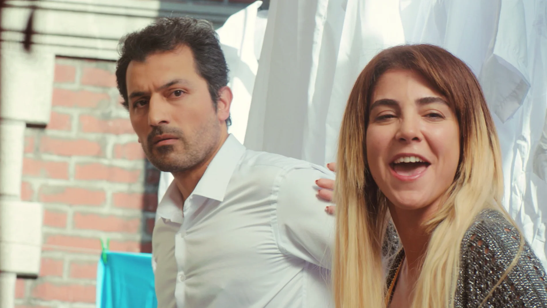 Ceyda revoluciona el bazar de Estambul para vender las camisas: ¡hasta Arif hace de modelo!