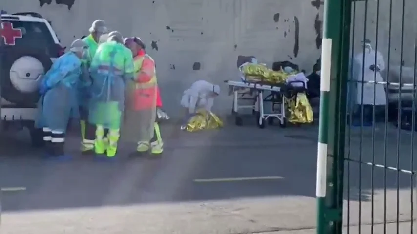 Llega una nueva patera con 73 inmigrantes, algunos menores, a Santa Cruz de Tenerife Llega una nueva patera con 73 inmigrantes, algunos menores, a Santa Cruz de Tenerife