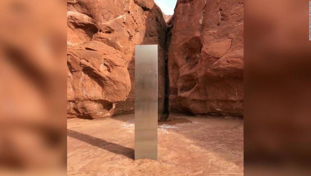 Un monolito de metal alto, plateado y brillante descubierto en el desierto en el sureste de Utah