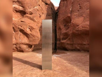 Un monolito de metal alto, plateado y brillante descubierto en el desierto en el sureste de Utah