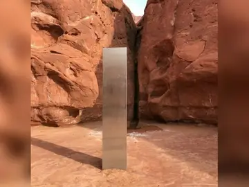 Un monolito de metal alto, plateado y brillante descubierto en el desierto en el sureste de Utah Un monolito de metal alto, plateado y brillante descubierto en el desierto en el sureste de Utah