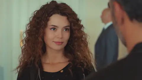 Sirin en 'Mujer' El secreto más escalofriante de Sirin: ella hizo creer a Sarp que Bahar y los niños habían muerto