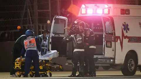 La ambulancia se lleva a Grosjean La ambulancia se lleva a Grosjean