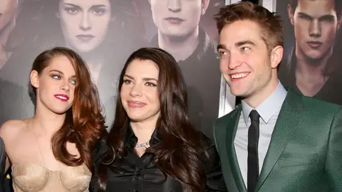 Stephenie Meyer entre Kristen Stewart y Robert Pattinson Stephenie Meyer entre Kristen Stewart y Robert Pattinson