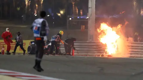 Operarios acuden al lugar del accidente de Grosjean Operarios acuden al lugar del accidente de Grosjean