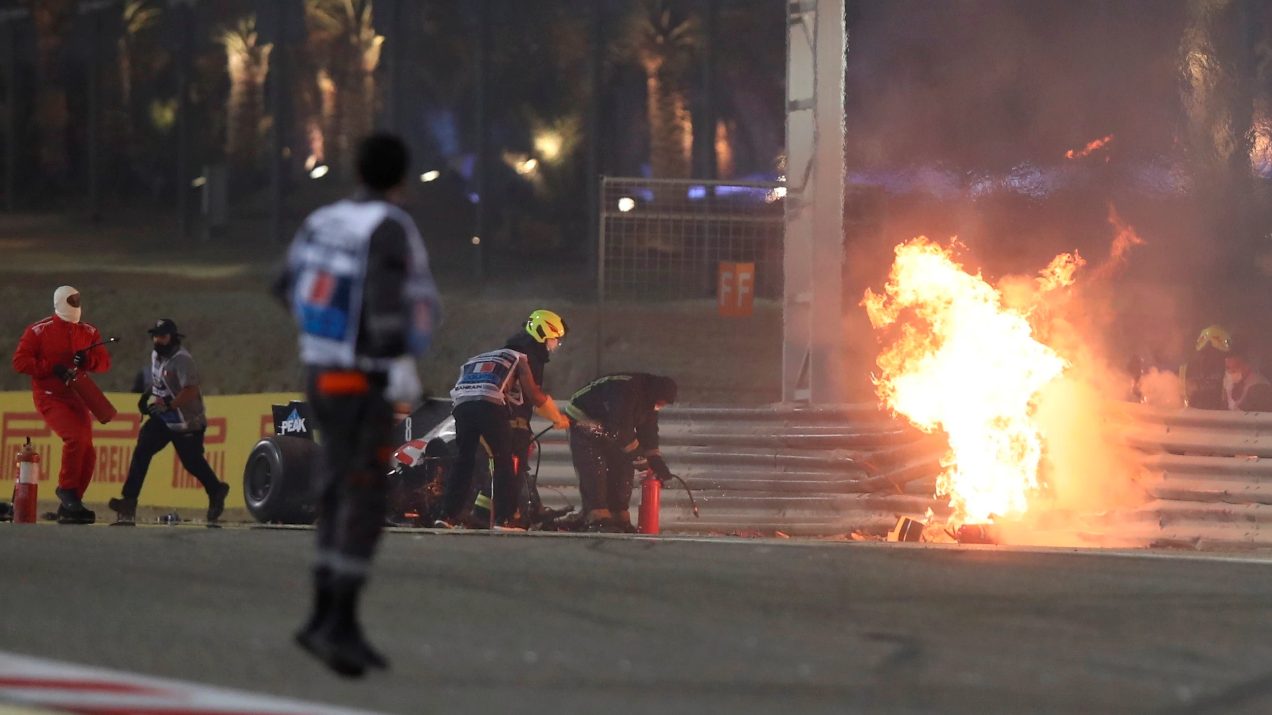Operarios acuden al lugar del accidente de Grosjean