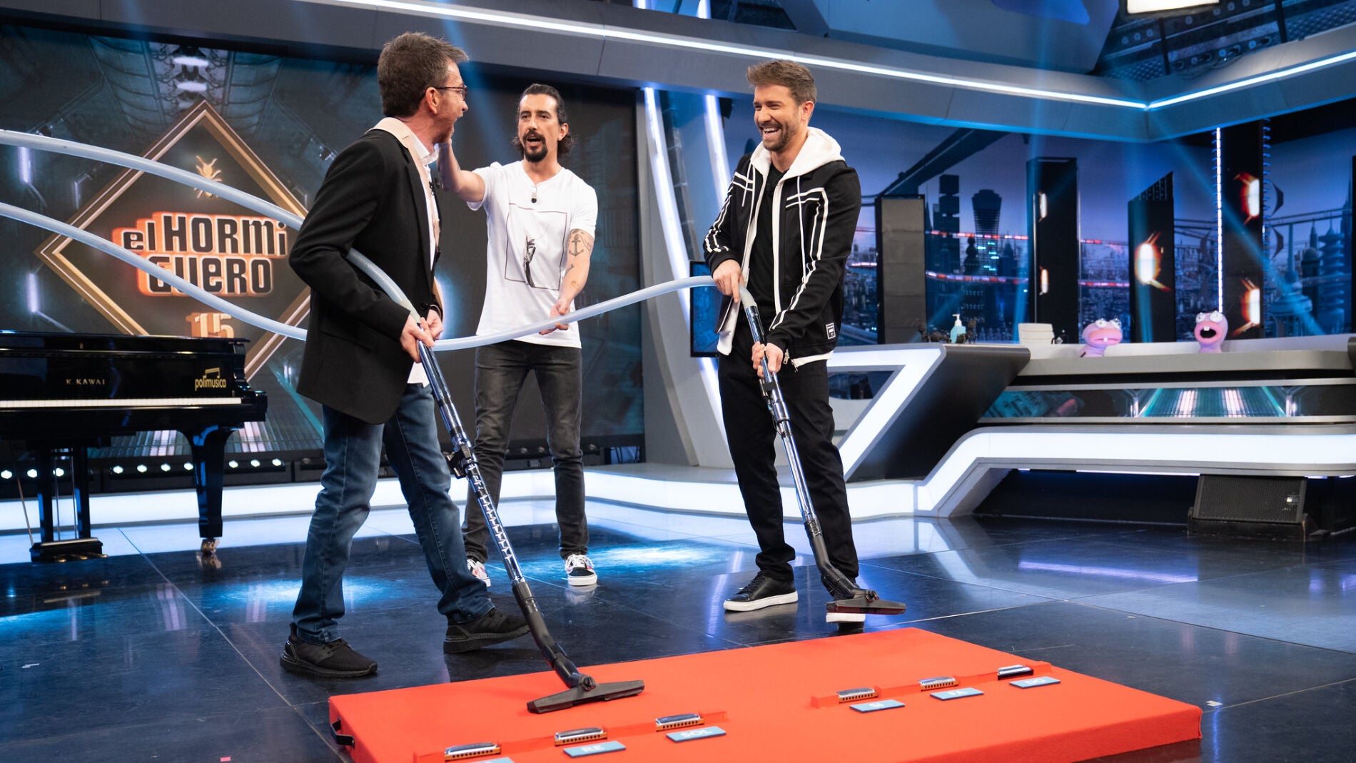 Pablo Albor&aacute;n flipa con el invento de Marron: m&uacute;sica con arm&oacute;nicas... &iexcl;y aspiradoras! 