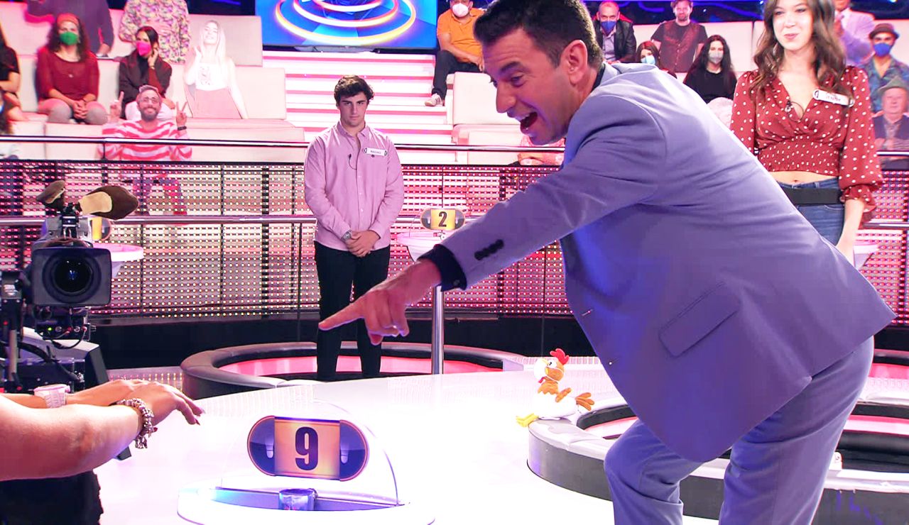 ¡Ni Rosalía! Una concursante de '¡Ahora caigo!' presume de uñas... con guiño a Arturo Valls ¡Ni Rosalía! Una concursante de '¡Ahora caigo!' presume de uñas... con guiño a Arturo Valls