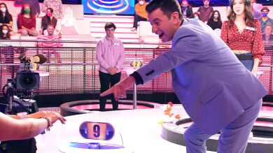 ¡Por algo la llaman 'La Rosalía'! Una concursante presume de uñas... con guiño sorprendente a Arturo Valls