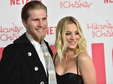 Kaley Cuoco junto a su marido Karl Cook Kaley Cuoco junto a su marido Karl Cook