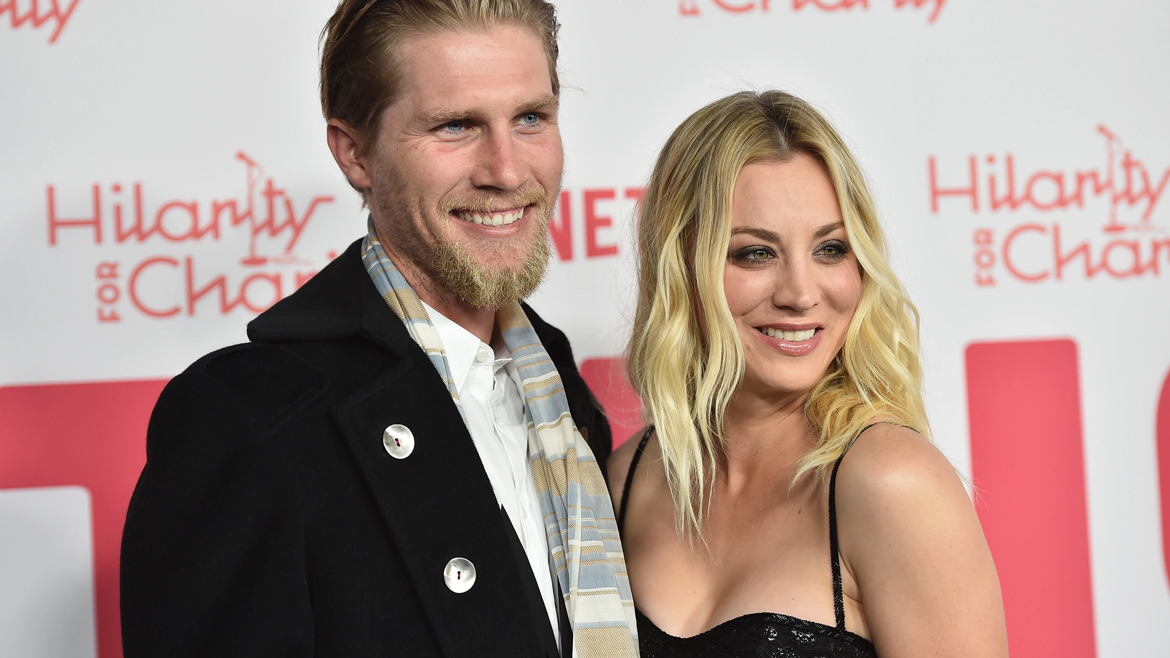 Kaley Cuoco junto a su marido Karl Cook Kaley Cuoco junto a su marido Karl Cook