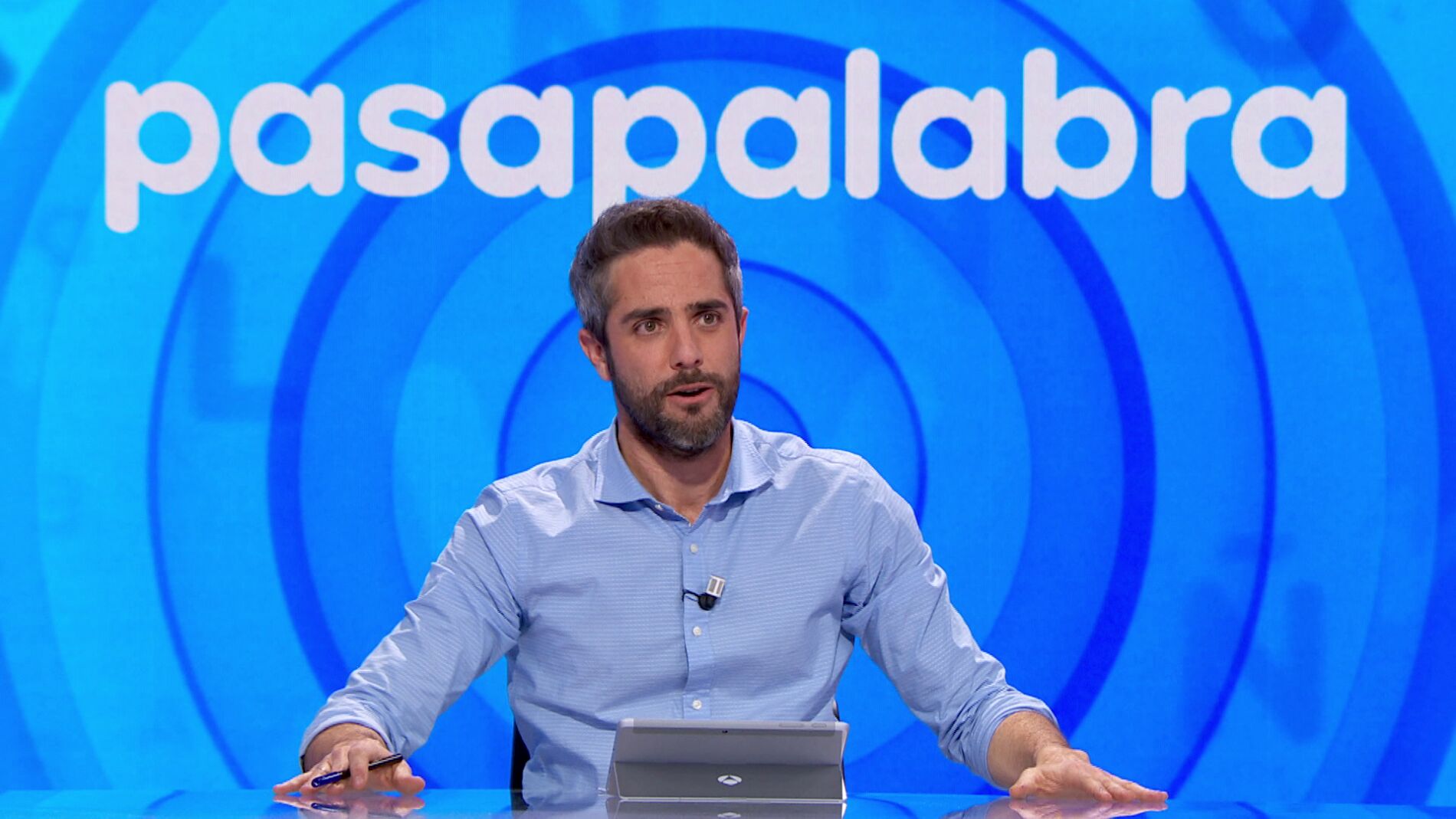 Roberto Leal pone orden en el plat&oacute; de &lsquo;Pasapalabra&rsquo; y clama silencio ante la queja de un invitado: &ldquo;D&eacute;janos disfrutar de la vida&rdquo;